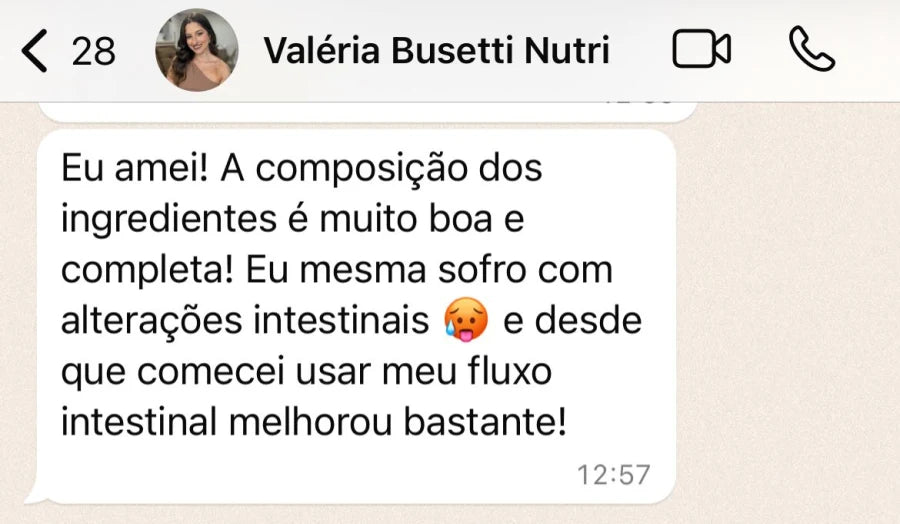 Depoimento de cliente que elogia a composição dos ingredientes e relata melhora do próprio fluxo intestinal após usar Blessy.