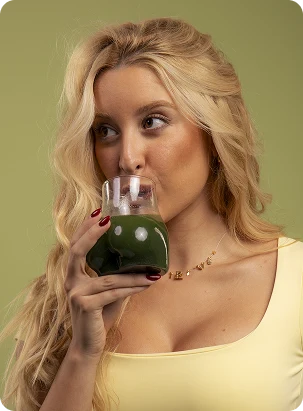 Cliente Blessy tomando o suco verde.